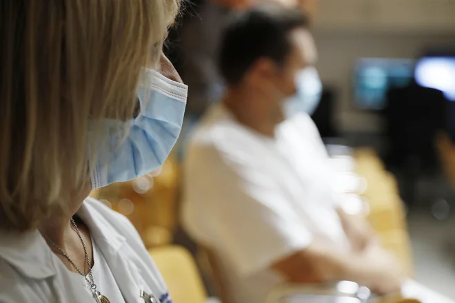 Janša je med drugim dejal, da naj podpremo z vsemi močmi zdravstvene delavce, epidemiologe, pripadnike civilne zaščite, zaposlene v domovih za starejše, policiste, vojake, inšpektorje, trgovke, zaposlene na kritičnih mestih in vse druge na prvi bojni črti. FOTO: Leon Vidic/Delo