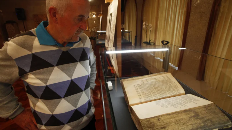 Fotografija: Dalmatinova Biblija je bila z gradu Brdo pri Kranju (na fotografiji) po odredbi predsednika vlade Janeza Janše preseljena v Narodno in univerzitetno knjižnico (NUK). Kranj FOTO: Mavric Pivk/Delo