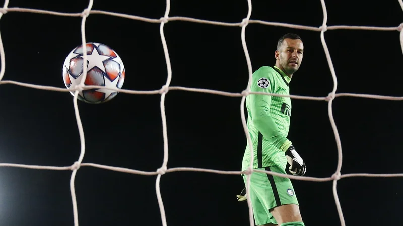 Fotografija: Samir Handanović v živahni madridski predstavi ni mogel preprečiti poraza Interja. FOTO: Juan Medina/Reuters