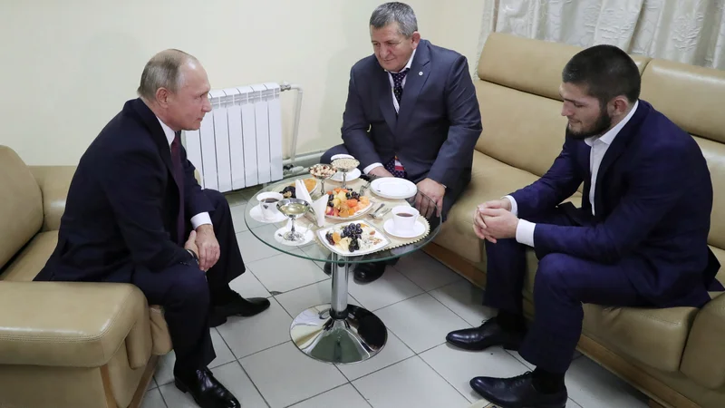 Fotografija: Med oboževalci Habiba Nurmagomedova (desno), ki ima navijače po vsem svetu, je tudi ruski predsednik Vladimir Putin (levo). FOTO: Mihail Klimentjev/Reuters