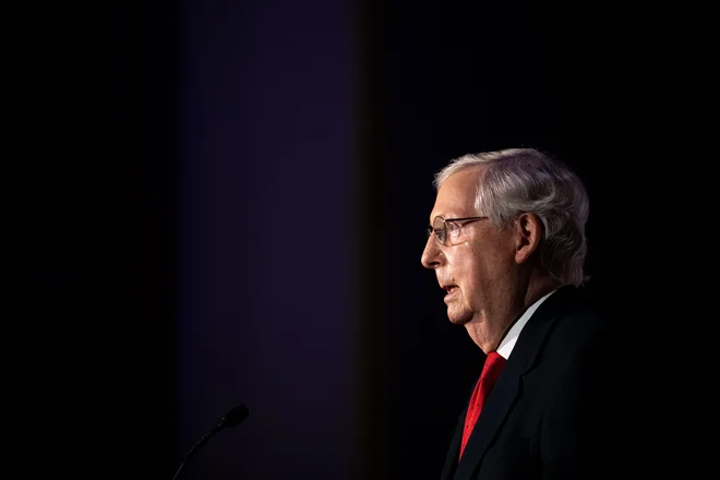 Vodja republikancev v senatu Mitch McConnell. FOTO: Jon Cherry/AFP