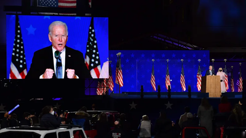 Fotografija: Joe Biden med nočnim nastopom v Wilmingtonu. FOTO: Angela Weiss/AFP