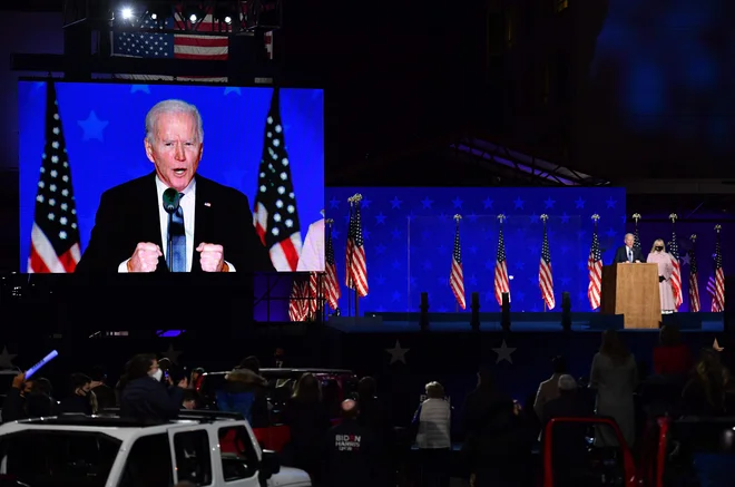 Joe Biden med nočnim nastopom v Wilmingtonu.&nbsp;FOTO: Angela Weiss/AFP