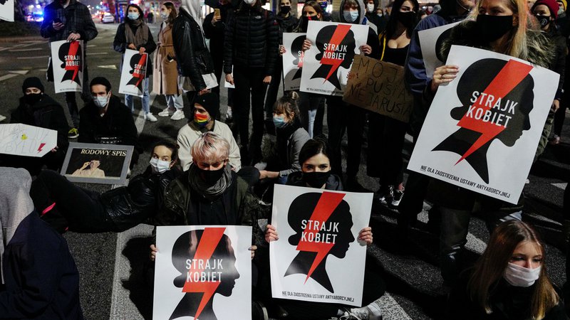 Fotografija: Množični protesti so zavrli uveljavitev prepovedi splava na Poljskem. FOTO: Kacper Pempel/Reuters