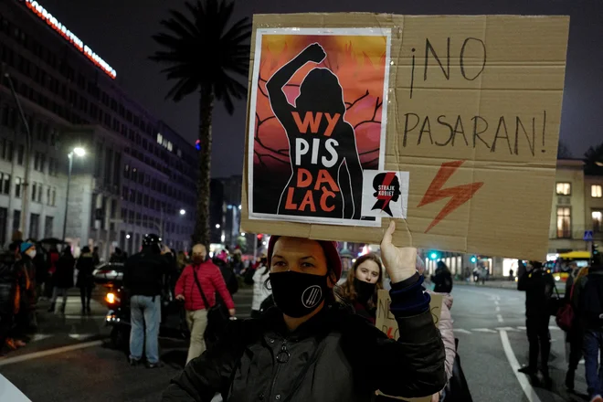 Odločitev sodišča je sporžila najbolj množične proteste na Poljskem v zadnjih treh desetletjih. FOTO: Kacper Pempel/Reuters