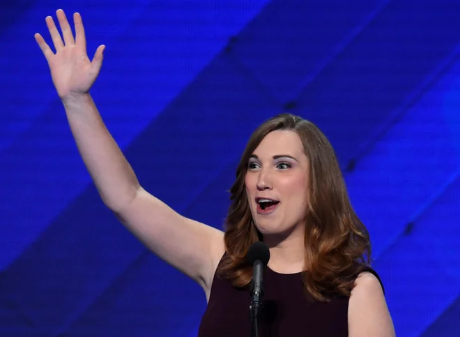 Julija leta 2016 je Sarah McBride kot prva odkrito transspolna političarka govorila na nacionalni konvenciji dekomratov v Wells Fargo Centru v Philadelphii v zvezni državi Pensilvaniji. FOTO: Saul Loeb/AFP