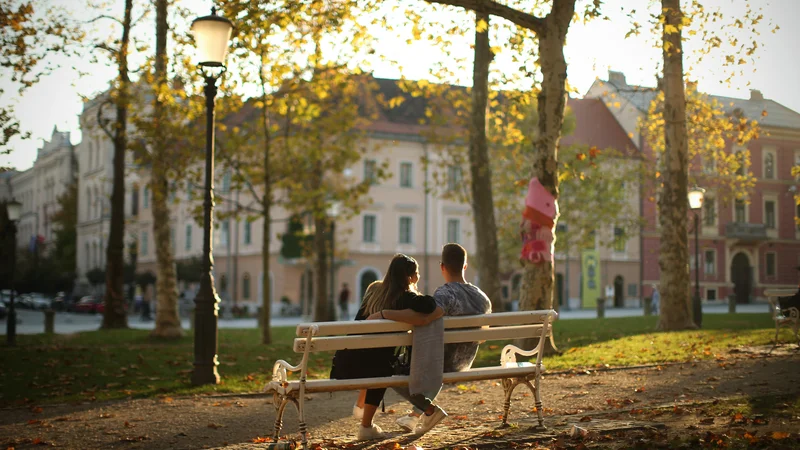 Fotografija: Mladi par na Kongresnem trgu lovi jesenske sončne žarke. FOTO: Jure Eržen/Delo