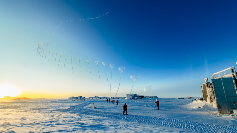 Fotografija: Vremenski balon s sondami, ki merijo velikost ozonske luknje nad Antarktiko. Zaradi vremenskih razmer je letos precej velika. FOTO: Yuya Makino/IceCube
