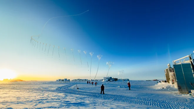 Vremenski balon s sondami, ki merijo velikost ozonske luknje nad Antarktiko. Zaradi vremenskih razmer je letos precej velika. FOTO: Yuya Makino/IceCube
