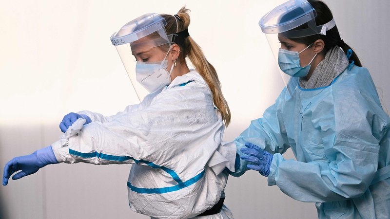 Fotografija: v Sloveniji je bilo ponovno potrejnih več kot 2000 novih okužb, bolnišnice pokajo po šivih. FOTO: Dirk Waem/AFP