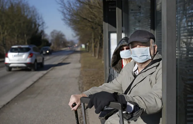 Maske kot zaščita starejših ljudi proti virozi, gripi in drugim okužbam. FOTO: Blaž Samec/Delo