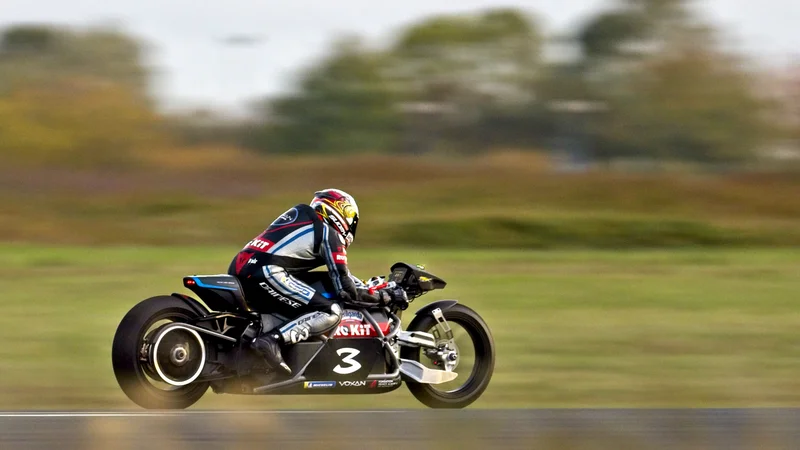 Fotografija: Nekdanji italijanski svetovni prvak dirk za Grand Prix in zmagovalec svetovnega prvenstva supermotorjev 2010 in 2012 Massimiliano Biaggi, vozi električni motocikel Voxan, s katerim bo poskušal doseči nov svetovni rekord. Na letališču Chateauroux-Deols v Franciji bo moral preseči hitrost 330 km/h. FOTO: Guillaume Souvant/Afp