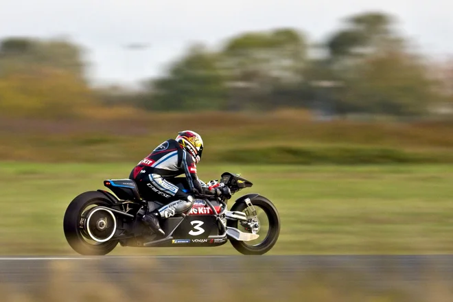 Nekdanji italijanski svetovni prvak dirk za Grand Prix in zmagovalec svetovnega prvenstva supermotorjev 2010 in 2012 Massimiliano Biaggi, vozi električni motocikel Voxan, s katerim bo poskušal doseči nov svetovni rekord. Na letališču Chateauroux-Deols v Franciji bo moral preseči hitrost 330 km/h. FOTO: Guillaume Souvant/Afp<br />
&nbsp;