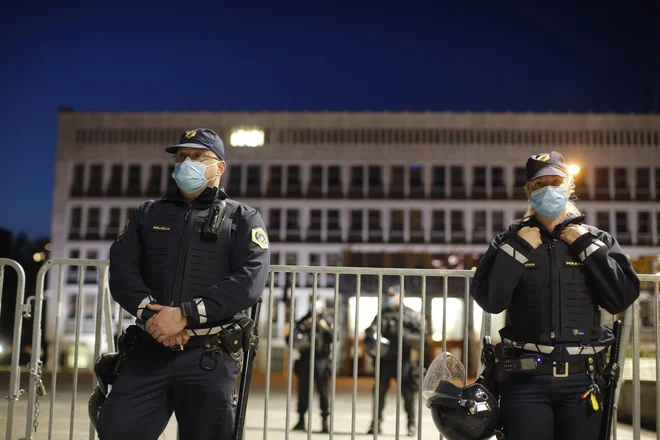 Policija opozarja, da je zbiranje ljudi še vedno prepovedano, prav tako niso dovoljeni shodi ali podobne prireditve, gibanje pa je omejeno na meje občin. FOTO: Jure Eržen/Delo