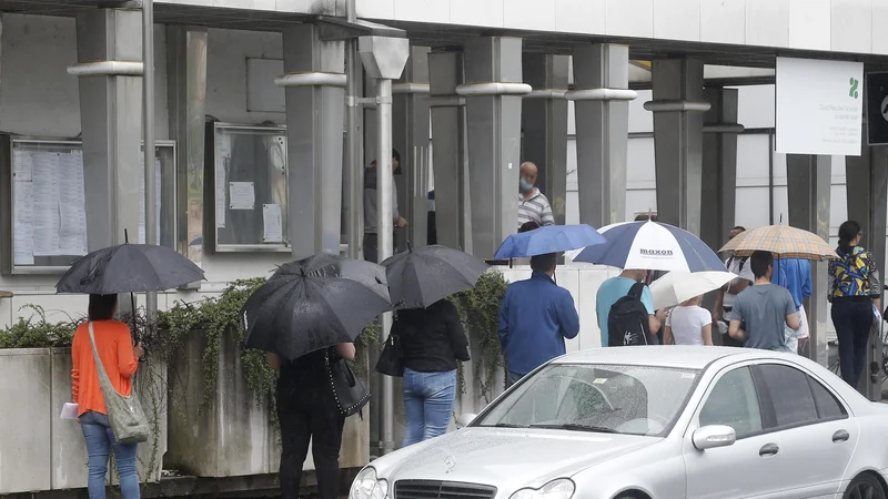 Fotografija: Na zavodu za zaposlovanje kljub slabšanju epidemioloških in gospodarskih razmer za zdaj še ne čutijo bistveno večjega števila iskalcev zaposlitve. FOTO: Blaz Samec