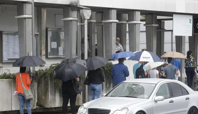 Na zavodu za zaposlovanje kljub slabšanju epidemioloških in gospodarskih razmer za zdaj še ne čutijo bistveno večjega števila iskalcev zaposlitve.&nbsp; FOTO: Blaz Samec
