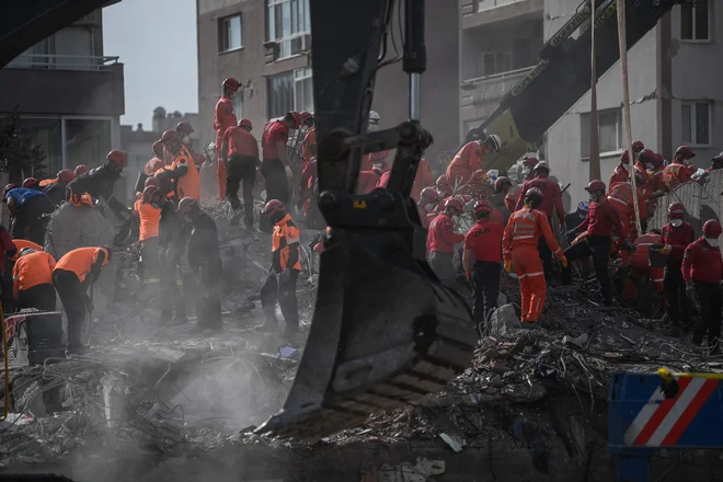 Iz ruševin so rešili 107 ljudi, med drugim tudi štiriletno deklico. FOTO: Ozan Kose/AFP