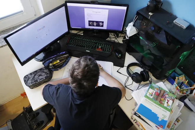 Velika težava pri srednješolcih, ki ta teden nimajo počitnic, so videokonference ena za drugo. FOTO: Leon Vidic/Delo