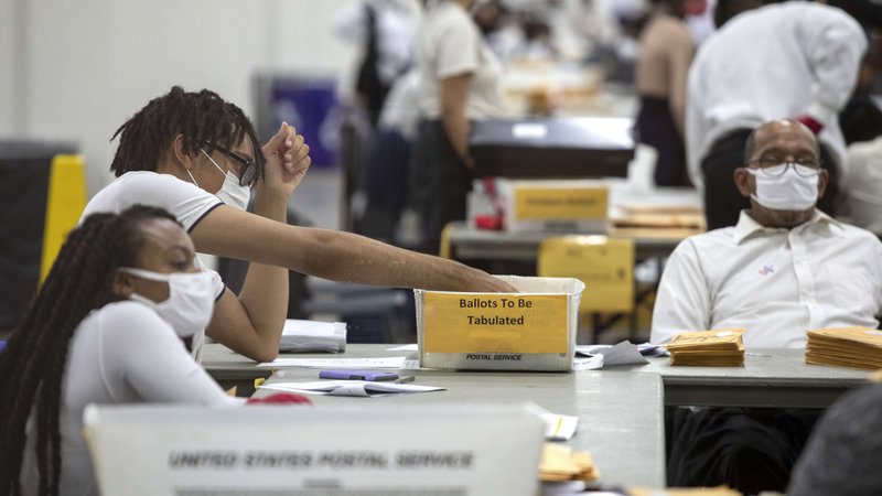 Fotografija: Odprlo se je vprašanje, kaj narediti z glasovnicami po pošti, saj nekatere pošiljke nimajo žiga in ne vemo, kdaj so bile oddane, pojasnjuje Jurij Toplak. FOTO: Elaine Cromie/AFP