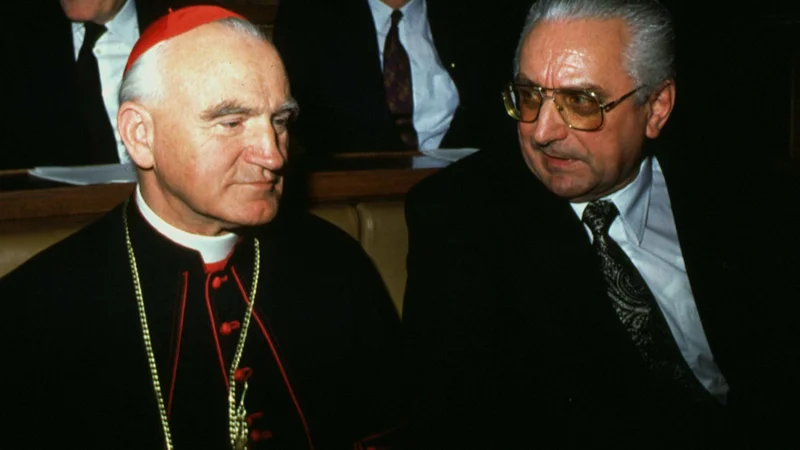 Fotografija: Franjo Tuđman ob kardinalu Franju Kuhariću maja 1990 ob odprtju hrvaškega parlamenta in inavguaraciji prvega predsednika. FOTO: Nikola Solic/Reuters