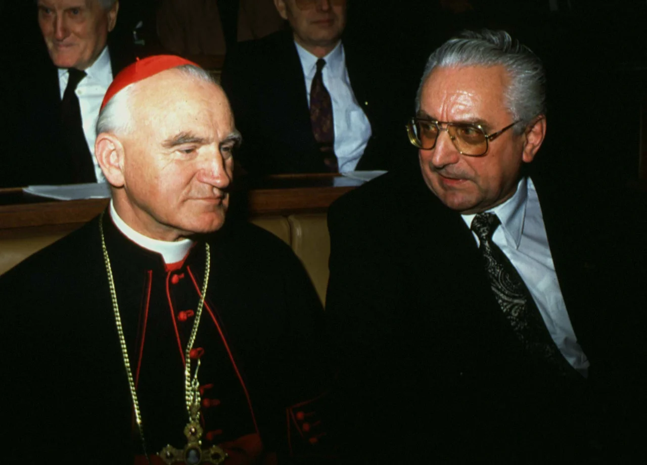 Fotografija: Franjo Tuđman ob kardinalu Franju Kuhariću maja 1990 ob odprtju hrvaškega parlamenta in inavguaraciji prvega predsednika. FOTO: Nikola Solic/Reuters