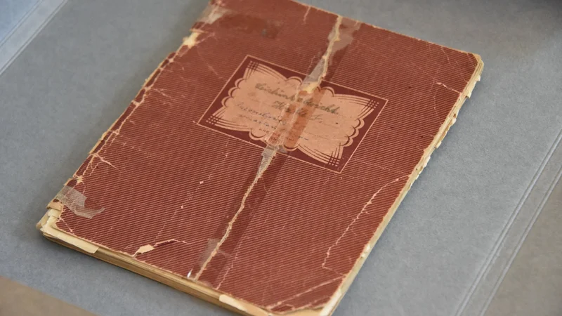 Fotografija: Gre za izjemno poezijo, ki priča o tem, da so bile pesmi med taboriščnicami v Auschwitzu način boja proti poniževanju in razčlovečenju. FOTO: Łukasz Lipiński/Spominski muzej Auschwitz-Birkenau