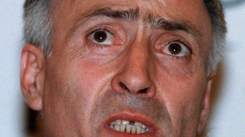 Fotografija: Točna vsebina obtožnice proti Jakupu Krasniqiju ni znana, jo pa kosovski in drugi mediji povezujejo z obtožnico proti kosovskemu predsedniku Hashimu Thaçiju. Šlo naj bi za odgovornost pri okoli sto umorih. FOTO: Arben Celi/Reuters