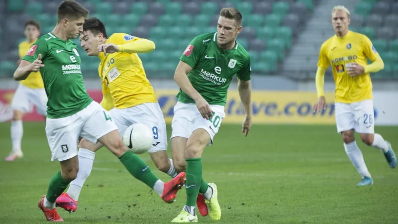 Fotografija: Timi Max Elšnik (v sredini) je eden od najboljših igralcev Olimpije v uvodnem delu sezone, a za preskok v prvi razred najboljših mu manjka še gol ali podaja več. Foto: Jure Eržen