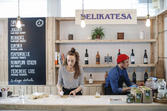 V Kuchi so ustvarjali lastne veganske izdelke, ki so jih prodajali v delikatesi. FOTO: Uroš Hočevar