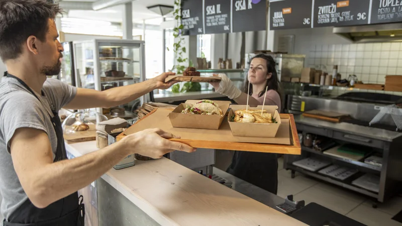 Fotografija: Veganska restavracija je ljubljansko kulinarično ponudbo popestrila z zdravimi, okusnimi, lokalnimi, domiselnimi in etičnimi jedmi. FOTO: Voranc Vogel