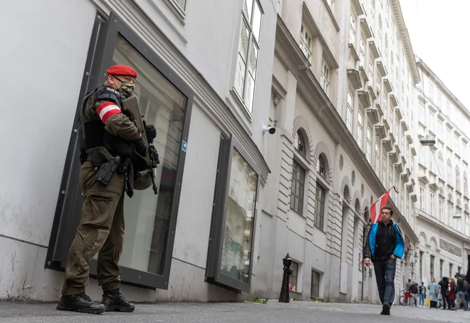 Pripadnik avstrijske vojaške policije na straži v bližini dunajske sinagoge po terorističnem napadu na Dunaju. FOTO: Joe Klamar/ Afp