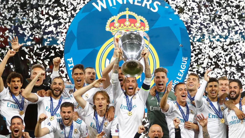 Fotografija: Takole je Sergio Ramos 26. maja 2018 dvignil pokal za zmago v finalu lige prvakov v Kijevu. FOTO: Kai Pfaffenbach/Reuters