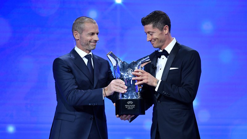 Fotografija: Robert Lewandowski (desno) je iz rok predsednika Uefe Aleksandra Čeferina oktobra prejel nagrado za najboljšega igralca v Evropi. Revija France Football, ki podeljuje zlato žogo, bo letos ubrala drugačno pot. FOTO: Reuters