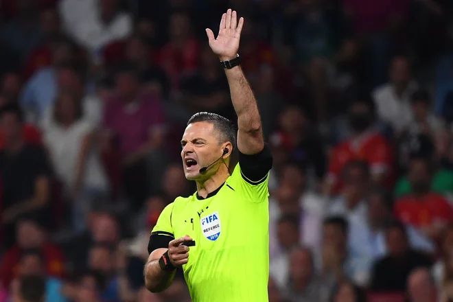 Damir Skomina je zaradi poškodbe Dragoslavu Periću omogočil, da se je vpisal na seznam slovenskih sodnikov, ki so sodili v najmočnejšem nogometnem klubskem tekmovanju na svetu. FOTO: Gabriel Bouys/AFP