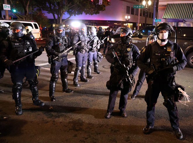 V številnih krajih po ZDA so v zadnji noči izbruhnili protesti, demonstracije in nasilje. FOTO: Goran Tomasevic/Reuters