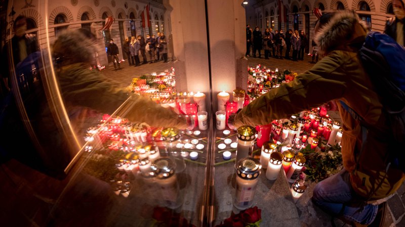 Fotografija: Ljudje na prizorišču strelskega napada na Dunaju prižigajo sveče v spomin petim žrtvam. FOTO: Joe Klamar/AFP