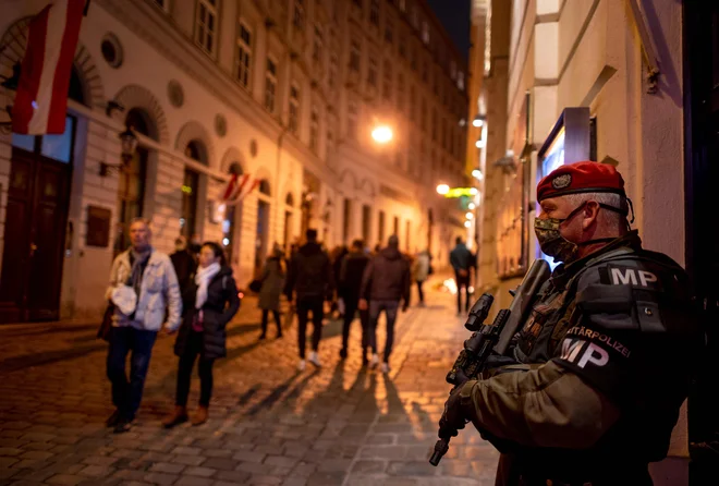 Za varnost v središču Dunaja zdaj skrbi tudi vojska. FOTO: Joe Klamar/AFP