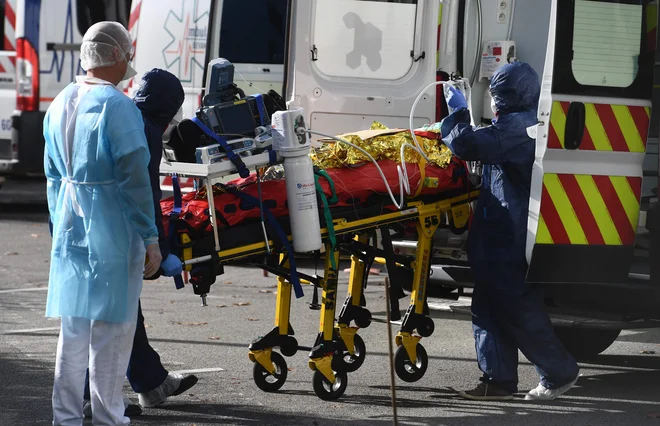 Število bolnikov, ki potrebujejo bolnišnično oskrbo, se je povzpelo nad tisoč. FOTO: Fred Tanneau/AFP