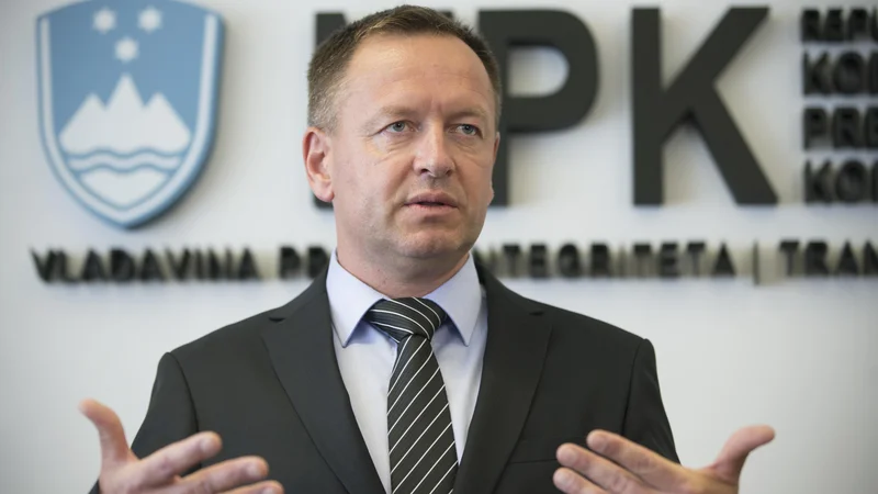 Fotografija: Komisija za preprečevanje korupcije je pri nadzoru nabave zaščitne opreme v prvem valu epidemije ugotovila različna korupcijska tveganja, je povedal predsednik komisije Robert Šumi. FOTO: Jure Eržen/Delo
