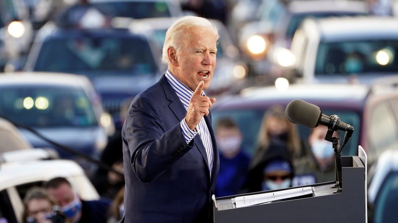Fotografija: Joe Biden je nagovoril volivce v Pensilvaniji z drive-in zborovanji. FOTO: Kevin Lamarque/Reuters