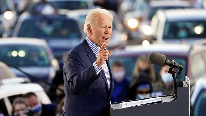 Fotografija: Joe Biden je nagovoril volivce v Pensilvaniji z drive-in zborovanji. FOTO: Kevin Lamarque/Reuters