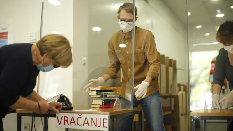 Fotografija: Med prvim valom epidemije so se, pravijo v mestni knjižnici, veliko naučili o organizaciji v drugem. Foto Jure Eržen