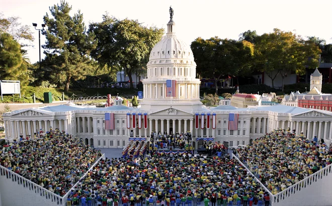 Mini Bela hiša z mini državljani v kalifornijskem Legolandu na dan zaprisege Baracka Obame januarja 2009. FOTO: Mike Blake/Reuters