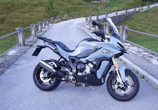 Če pogosto zapeljete na makadam, potem S ni prava izbira, S 1000 XR je predan asfaltni cesti. FOTO: Andrej Brglez