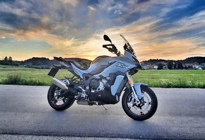 Tako rad se spogleduje s cestnimi dirkači, da meri tudi kako globoko se v ovinku nagneš. FOTO: Andrej Brglez