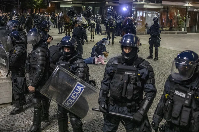 Današnji protesti so se končali s spopadom različnih maskiranih skupin in policijo. FOTO: Voranc Vogel