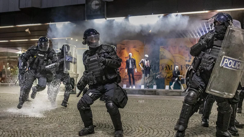 Fotografija: Današnji protesti so nasilni. FOTO: Voranc Vogel