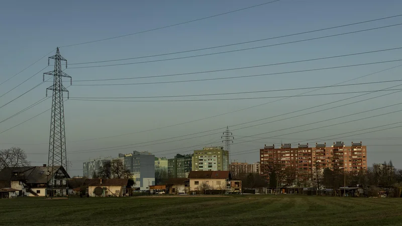 Fotografija: Pri umeščanju daljnovodov v prostor, na primer, bi morali biti bolj pozorni in zahtevni. Foto Voranc Vogel/Delo