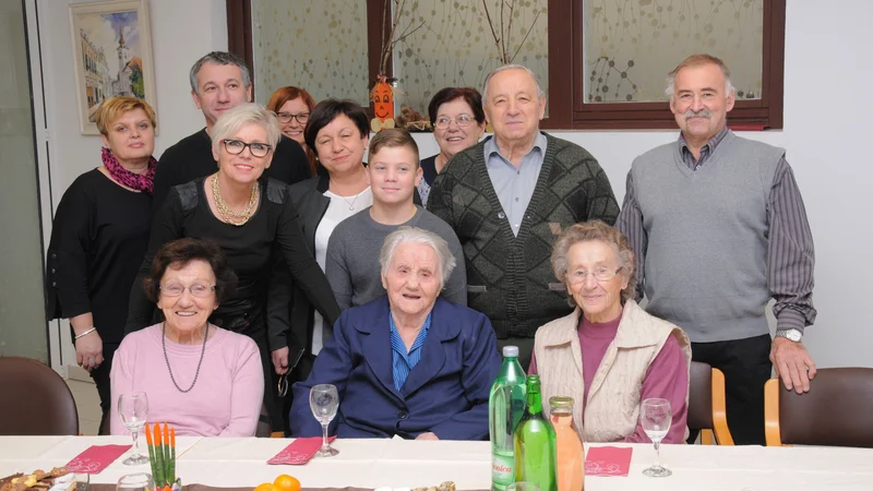 Fotografija: Angela Ogulin praznuje rojstni dan v dobri družbi. FOTO: osebni arhiv
