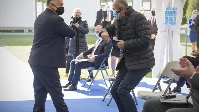 Fotografija: Viktor Orbán se je ob srečanju na blejskem strateškem forumu zadovoljno hahljal. Bil je primus inter pares, prvi med enakimi, videl je, kako ga rešpektirajo.
FOTO: Jure Eržen/Delo